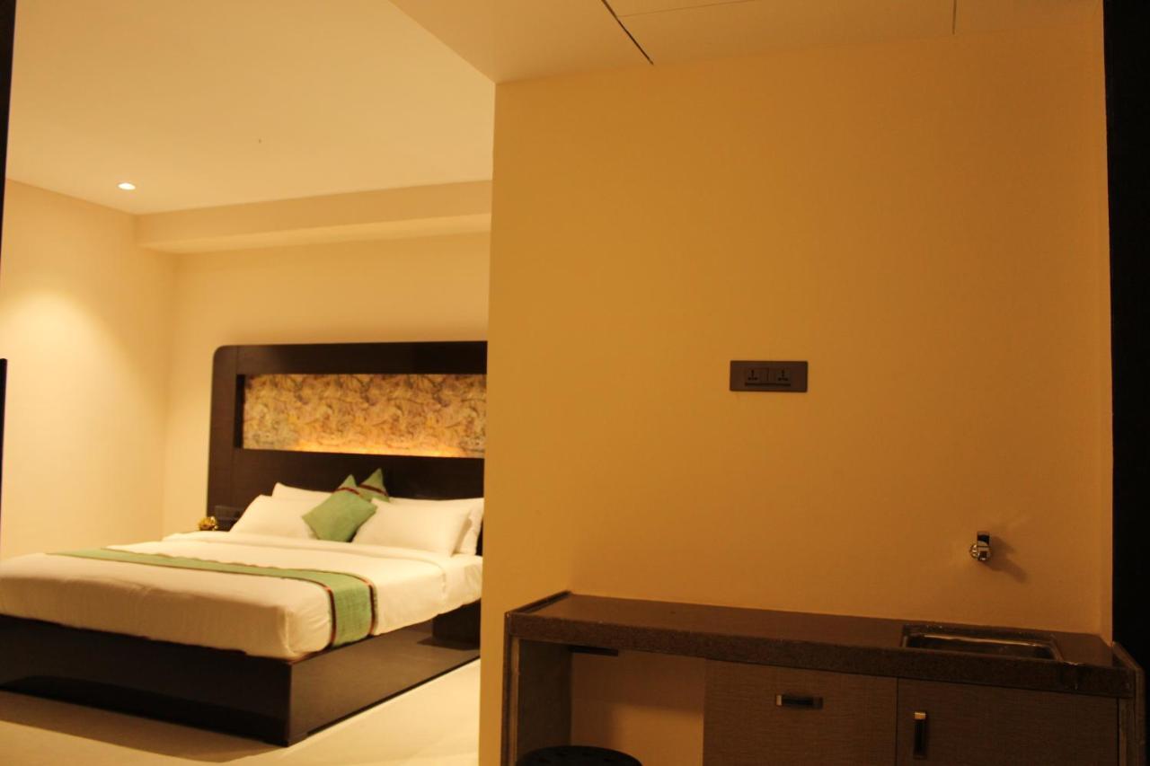 Zip By Spree Hotels Сурат Екстер'єр фото